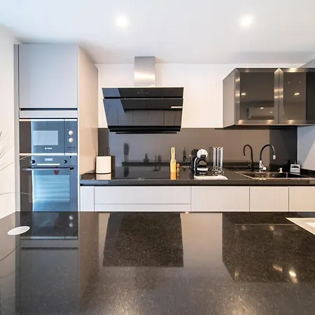 Becky Deluxe 3bd By Hh Apartment