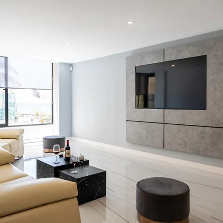 Becky Deluxe 3bd By Hh Apartment *